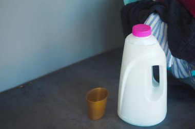 Masadaki küçük altın bardağın yanında beyaz bir süt sürahisi oturuyor..