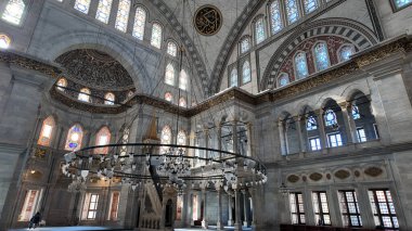 Gösterişli caminin iç mekanı, renklendirilmiş camlar ve kemerler..