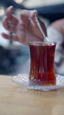 Sıcak bir ortamda bir fincan Türk çayının tadını çıkarıyorum.,