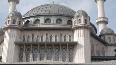 Çağdaş bir caminin eşsiz tasarımı ve karmaşık ayrıntılarını araştırıyorum..