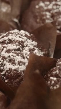 Toz şekere bulanmış nemli çikolatalı kekler keyfini bekliyor..