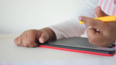 Yaratıcı Oyun için Manyetik Nokta Çizim Tahtasıyla İlgili Çocuk.