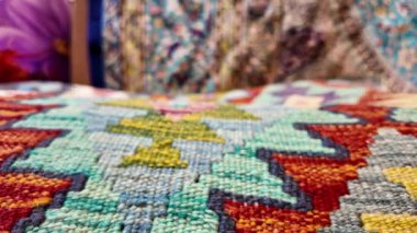 Şehirdeki yerel pazarda renkli el yapımı tekstil halısı sergilendi.