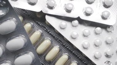 Net bir görünürlük için bir yüzeye yerleştirilmiş farklı ilaç türleri.