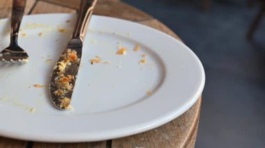 Misafirler temiz tabağı bırakmadan önce keyifli bir yemek yediler..