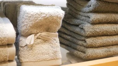 Yumuşak, temiz havlular düzenlenir ve çarşaf dolabında sergilenir..