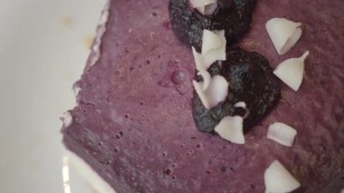 Böğürtlenli, hindistan cevizli ve kremalı şeker pişirme işlemi