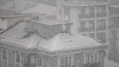 Çatılara sürekli kar yağar ve kış harikalar diyarı etkisi yaratır..