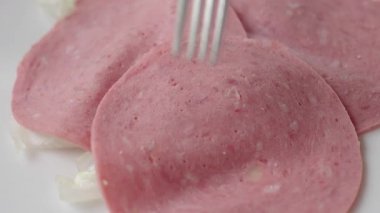 Pembe et dilimleri bir tabakta servis edilir ve yemek için hazırlanır..