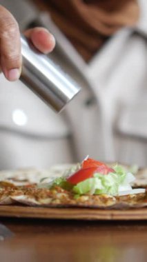 Kadın masada Türk pideti yiyor. ,