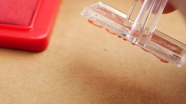 Kağıt üzerinde pul teslimat tabelasıyla el işi. ,