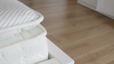 Bu vitrin, modern bir şiltenin parlak tasarımını ve özelliklerini vurgular..