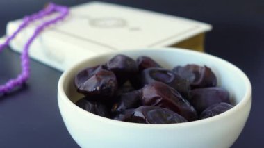 Lezzetli kurutulmuş hurmalar süslemek için bir kasede sunuluyor..