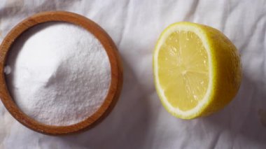 Masada kabartma tozu ve limon .