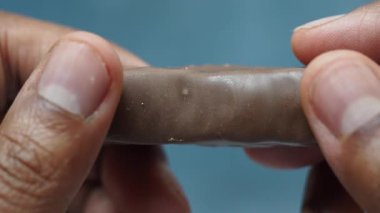 Elin çikolatayı çatlattığının en üst görüntüsü ,