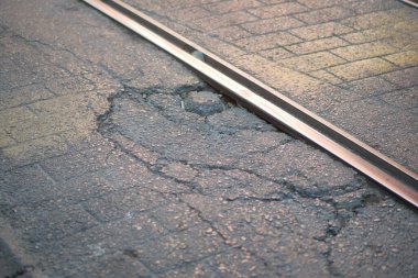 Akşam vakti tren raylarının yanındaki kaldırım çatlamış..