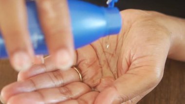 Eline saç yağı dök. ,