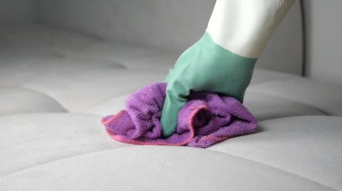 Basit yöntemlerle kanepeni nasıl temizleyeceğini öğren..