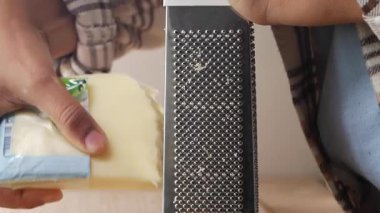 Bir tarifin tadını arttırmak için peynirin rendelenişini izleyin..