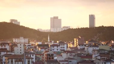 Altın saat, İstanbul 'un ötesindeki dağlarla çatılarını vurguluyor.