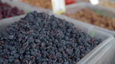 Yazın çeşitli kurumuş meyvelerin sergilendiği renkli bir pazarı keşfedin..