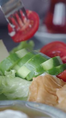 Renkli doğranmış sebzeler besleyici bir yemek için sergilenir.