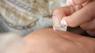 Kadın eline buz küpü koydu. .