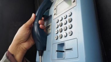 Kentsel bir bölgedeki ankesörlü telefon ile bireysel etkileşim.