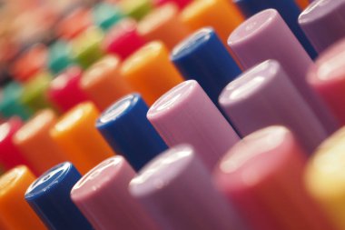  Renkli tırnak manikürü hizalandı. .