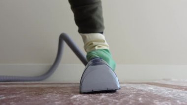 Halılar güneşli bir alanda buhar makinesi kullanılarak derin bir şekilde temizleniyor..