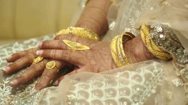 Güzel eller gösterişli altın süsler ve mehndi desenleri.