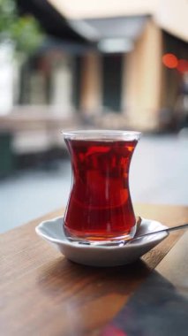 Rahat bir kafede otururken zengin bir fincan çayın tadını çıkarmak..