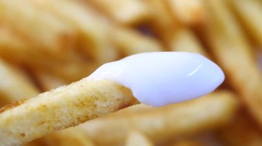 Zengin ve pürüzsüz soslu lezzetli altın patates kızartması..