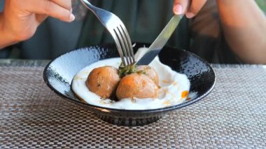 Yemekte soslu ve otlu lezzetli hamur köftelerinin tadını çıkarıyorum..