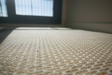 Yumuşak iç döşeme güneş ışığını emer ve sıcak bir atmosfer yaratır..