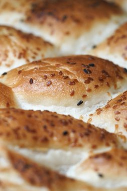 Yumuşak ve sıcak susamlı ekmekler mutfakta pişirdikten sonra soğuyor..