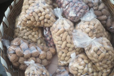 Farklı fındık türleri düzenli olarak paketlenir ve müşteriler için görüntülenir.