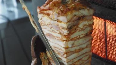Sulu Dönen Shawarma Etleri Açık Alevler 'in yanında Pişiyor,