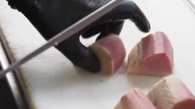 Günün erken saatlerinde canlı deniz ürünleri pazarında uzman bir şekilde taze balık hazırlıyor..