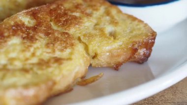 Taze pişmiş yumurtalı ekmeğin yanında şerbetli tostun tadını çıkarın..