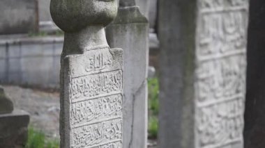 Güneşli bir havada huzurlu bir mezarlıkta eşsiz mezar taşlarını keşfetmek..