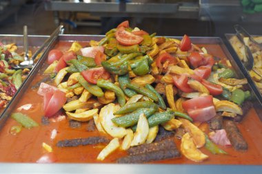 Taze domates ve biberle kaplı canlı bir patates kızartması..