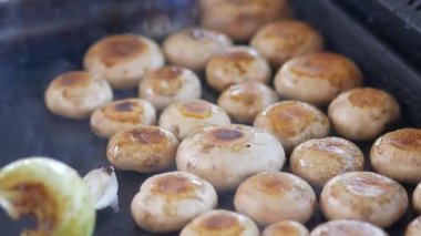 Güneşli bir günde açık havada kızartılan taze mantarların tadını çıkarın..