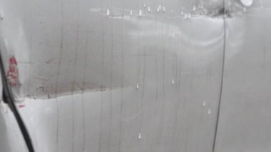  Hasarlı araba yüzeyinde görünür çizikler var..