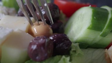 Taze sebze doğramak ve renkli bir salata kasesi yapmak..