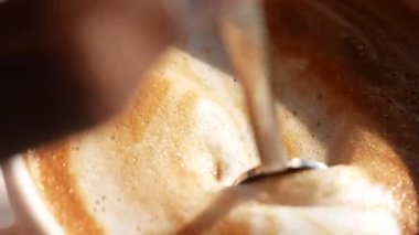 Kahvenin karıştırılmasıyla zengin dokusunun tadını çıkar, güzel girdaplar yaratıyor..