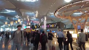 Gezginler Ramazan etkinlikleri ve dekorasyonunu vurgulayan bir festival alanı keşfettiler.