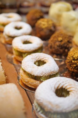 Pasta çeşitleri bir pastane tezgahında tatlı ikramlar sunar.