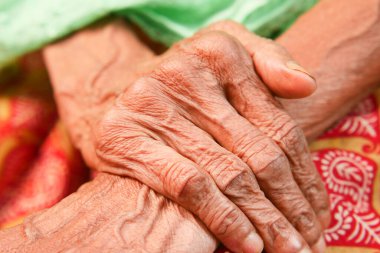 Yaşlıların elleri birbirine kenetlenir. Yaş ve bilgelik gösterilir..