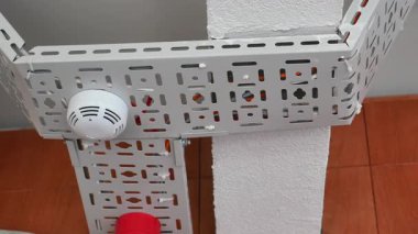 İşçiler bir binanın duvarına güvenlik ekipmanı yerleştiriyor..